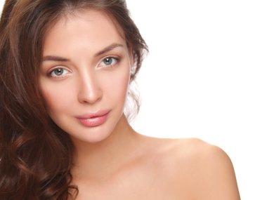 Güzel genç kadın yüzünün yakın portresi. Beyaz arkaplanda izole.