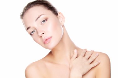 Güzel genç kadın yüzünün yakın portresi. Beyaz arkaplanda izole.