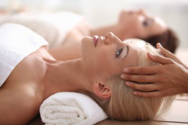 rahatlatıcı ve spa merkezinde zevk iki genç güzel kadın