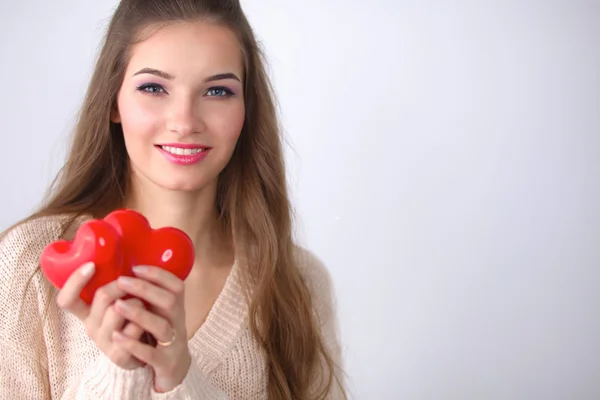 Retrato de una hermosa mujer feliz sosteniendo un corazón símbolo . — Foto de Stock