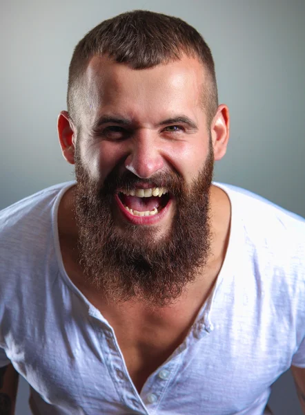 Retrato de homem barbudo bonito isolado em fundo cinza — Fotografia de Stock