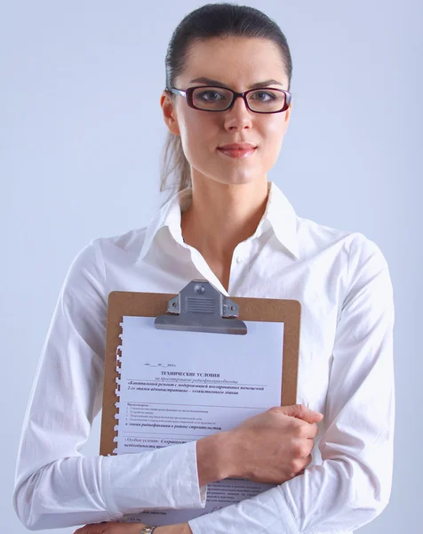 文件夹，在白色的背景分离的年轻商业女人肖像 — 图库照片