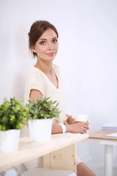 Attraktive junge Geschäftsfrau steht neben Schreibtisch im Büro — Stockfoto