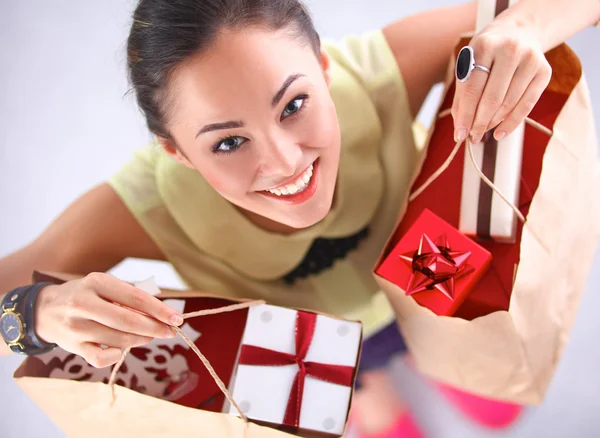 Mujer sonriente con regalos de Navidad —  Fotos de Stock