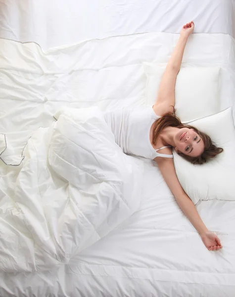 Vacker flicka liggande i sovrum på tidigt på morgonen — Stockfoto