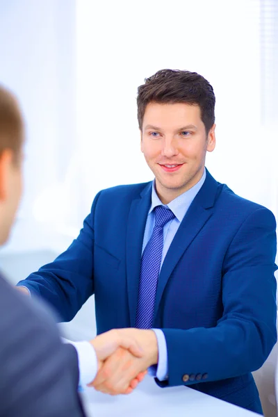 Affärsmän skakar hand, avslutar ett möte, på kontoret — Stockfoto