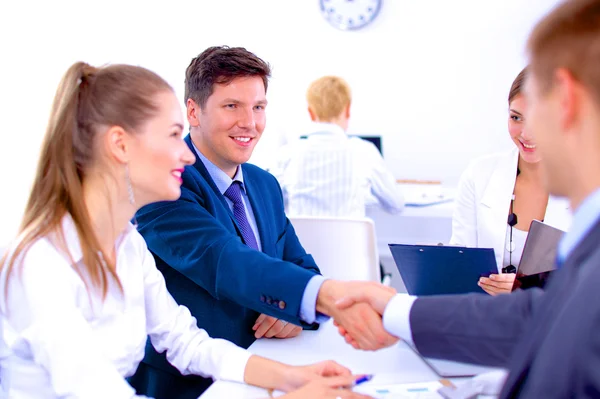 Gente de negocios dándose la mano, terminando una reunión, en la oficina — Foto de Stock