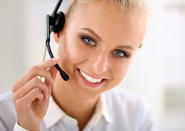 Retrato de un agente de servicio al cliente sentado en la oficina — Foto de Stock