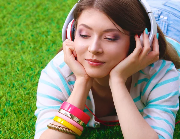 Jovem mulher ouvindo a música — Fotografia de Stock