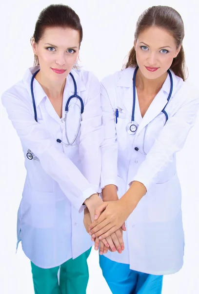 Jeune femme médecin empilant les mains ensemble sur fond blanc — Photo