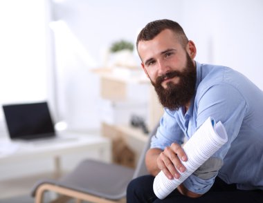 sandalye ile office kitapta oturan genç işadamı