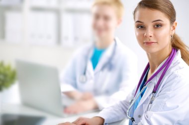 Tıp ekibi modern hastanedeki masada oturuyor.