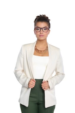 Ayakta duran iş kadını portresi