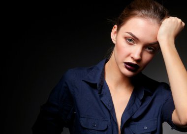 Güzel genç kadın yüz portresi kapatın. Siyah arka plan üzerine izole.