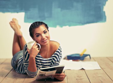 Kadın ressam duvarının yakınında katta yaparsın sonra yalan portresi 