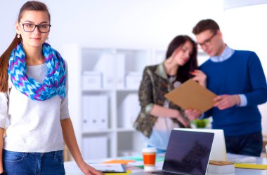 Yeni bir proje üzerinde çalışan genç iş adamları