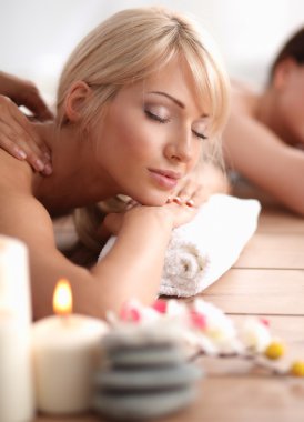 rahatlatıcı ve spa merkezinde zevk iki genç güzel kadın