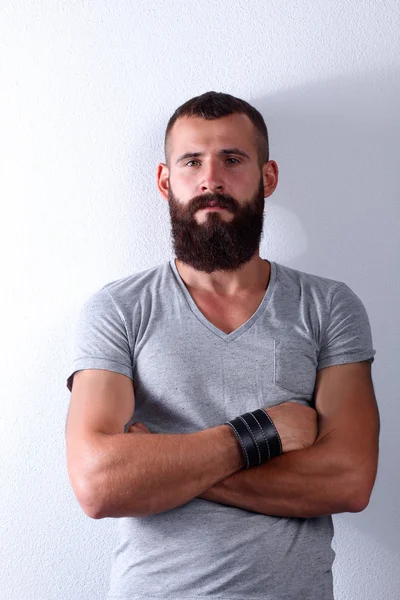 Портрет красивого бородатого мужчины, стоящего, изолированного на сером фоне — стоковое фото