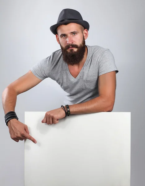 Portret młodego mężczyzny w kapeluszu stojącego blisko pustego, odizolowanego na białym tle — Zdjęcie stockowe