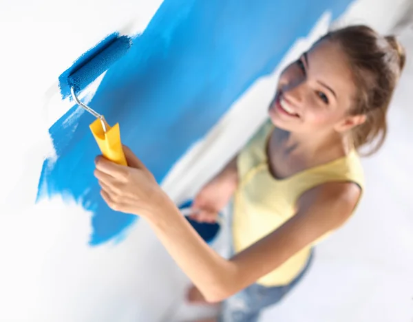 Hermosa joven mujer haciendo pintura de pared — Foto de Stock