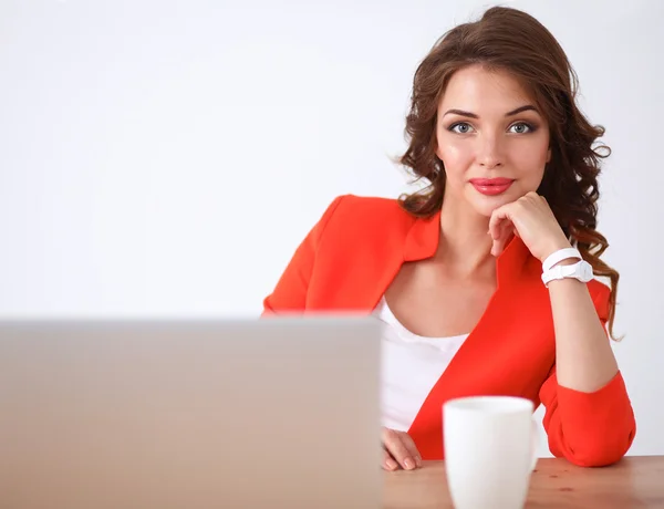 Belle femme assise au bureau, travaillant avec un ordinateur portable — Photo