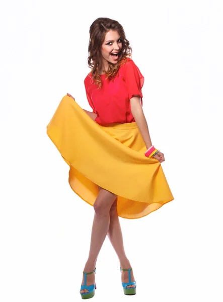 Belle femme aux cheveux bouclés portant une veste rouge, isolée sur fond blanc — Photo