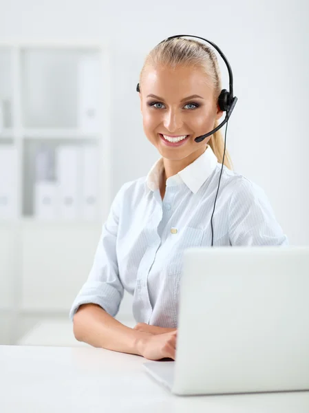 Retrato de primer plano de un agente de servicio al cliente sentado en la oficina — Foto de Stock