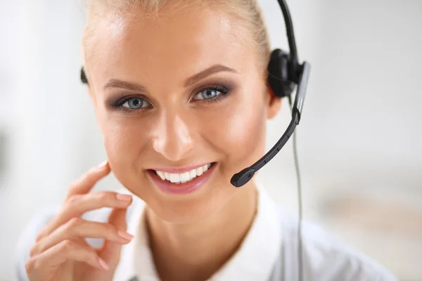 Retrato de primer plano de un agente de servicio al cliente sentado en la oficina — Foto de Stock