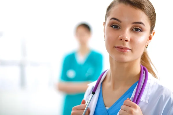 Medico donna in piedi con stetoscopio in ospedale — Foto Stock