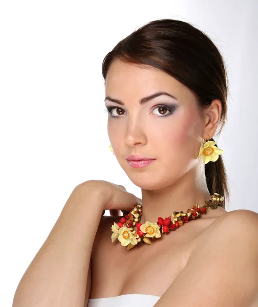 Ritratto di giovane bella donna bruna in perline — Foto Stock