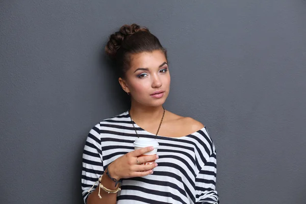 Portret van jonge vrouw met kopje thee of koffie — Stockfoto