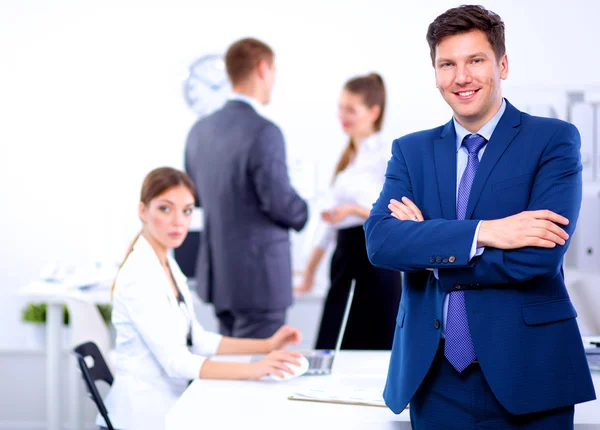 Gente de negocios sentada y discutiendo en reunión de negocios — Foto de Stock