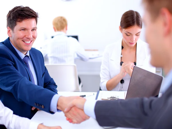 Gente de negocios dándose la mano, terminando una reunión — Foto de Stock