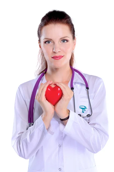 Kırmızı bir kalp taşıyan genç bir kadın doktor, beyaz arka planda izole edilmiş. — Stok fotoğraf
