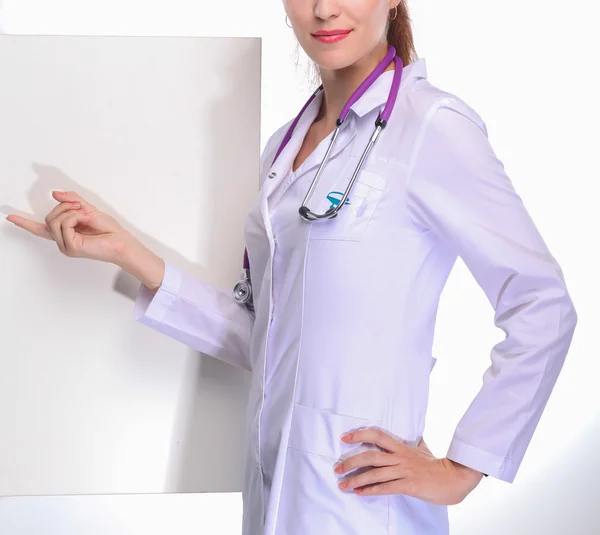 若い女性医師病院に立って、何かを指しています。 — ストック写真