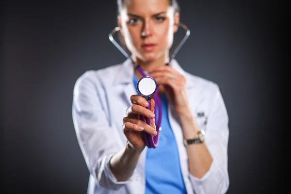 Doctora con estetoscopio escuchando, aislada sobre fondo gris — Foto de Stock