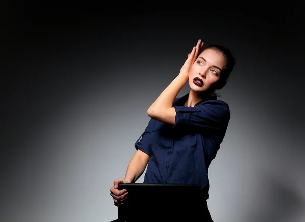 Retrato de cerca de la hermosa cara de mujer joven. Aislado sobre fondo negro . — Foto de Stock