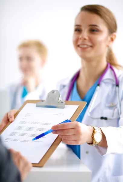 Équipe médicale assise à la table de l'hôpital moderne — Photo