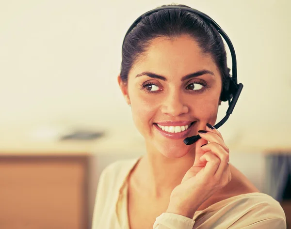 Close-up portret van een medewerker van de klantenservice op kantoor — Stockfoto