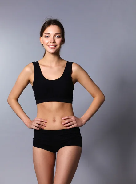 Retrato de mujer deportiva hermosa con las manos en las caderas —  Fotos de Stock