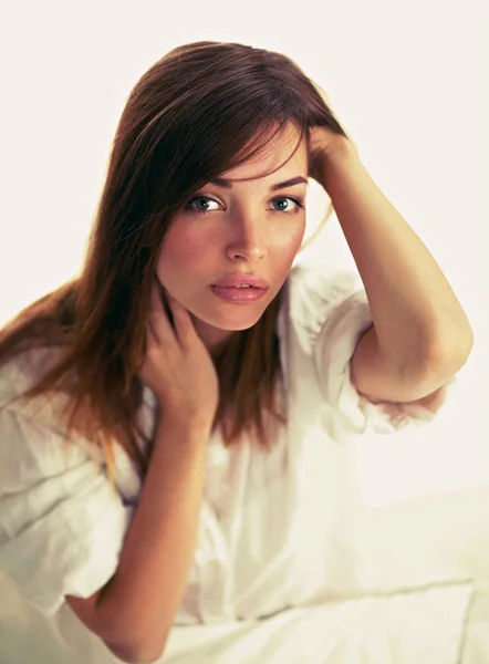 Mooie gelukkig glimlachende jonge vrouw in bed — Stockfoto