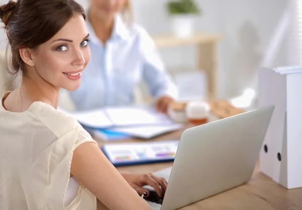 Porträtt av en affärskvinna som sitter vid skrivbordet med laptop — Stockfoto