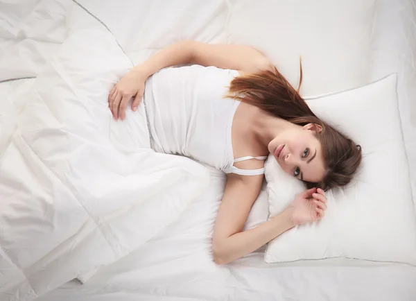 Όμορφο κορίτσι ξαπλωμένο στο υπνοδωμάτιο στο νωρίς το πρωί — Φωτογραφία Αρχείου