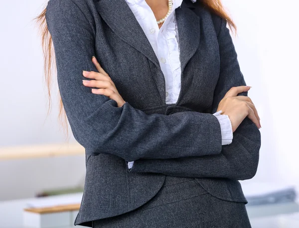 Portrait of business woman standing with crossed arms in office — Stock Photo, Image