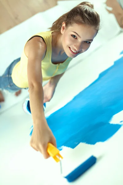 Hermosa joven mujer haciendo pintura de pared —  Fotos de Stock