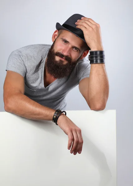 Portrait de jeune homme en chapeau debout près de blanc, isolé sur fond blanc — Photo