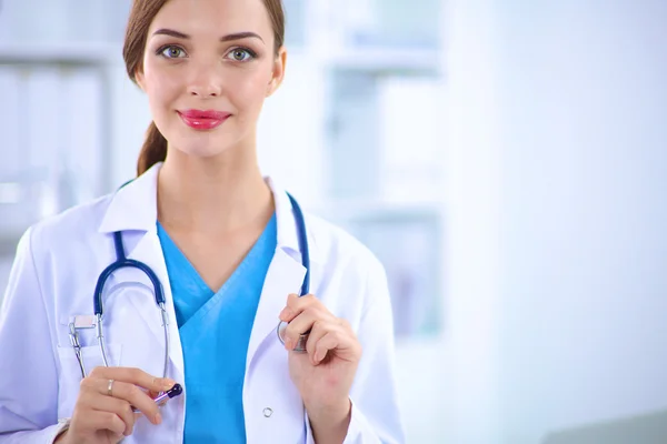 Équipe médicale assise à la table de l'hôpital moderne — Photo