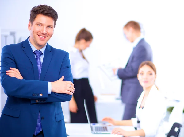 成功的业务人站在一起他在背景在办事处工作人员 — 图库照片
