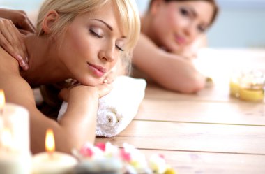 rahatlatıcı ve spa merkezinde zevk iki genç güzel kadın