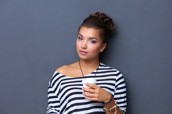 Portrét mladé ženy s šálkem čaje nebo kávy — Stock fotografie